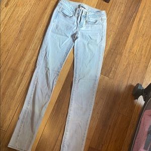 light wash american eagle skinny jean w. pink hue
